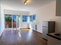 Wohnzimmer - Küche mit Balkonzugang