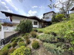 Garten mit Terrasse - Wohnhaus mit Garage und Garten in sonniger Aussichtslage