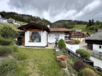 Garten mit Blick zum Eingang - Wohnhaus mit Garage und Garten in sonniger Aussichtslage