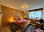 Hauptschlafzimmer - Wohnhaus mit Garage und Garten in sonniger Aussichtslage