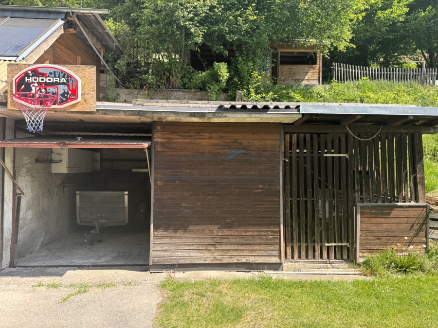 Garage (links) und Holzlager (rechts)